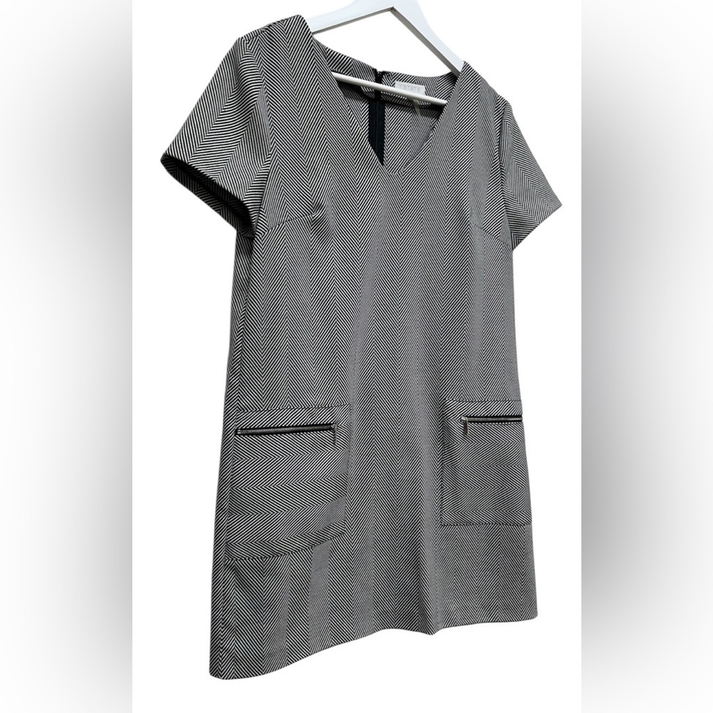 1. State Black and White Patterned Mini Shift Sheath Dress V Neck Women’s Sz 8 - Picture 2 of 7